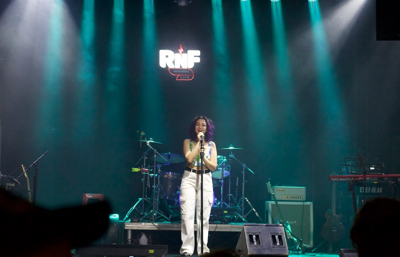 Cantante solista en el escenario del festival